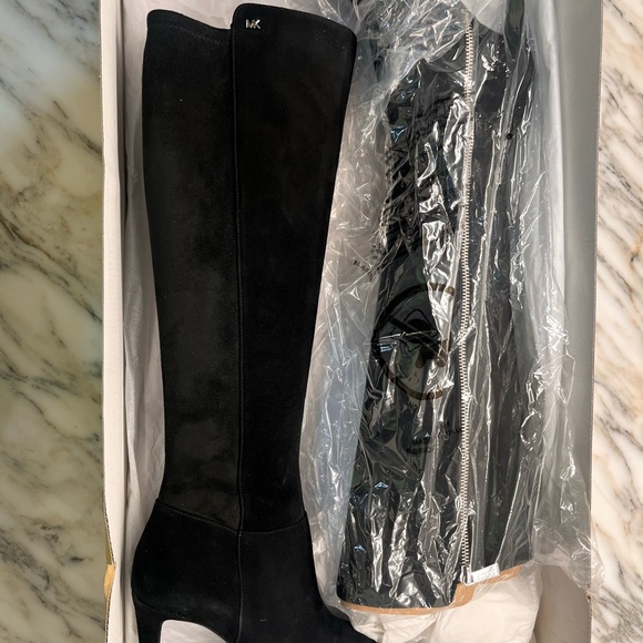 New MICHAEL KORS
Dorothy Flex Stretch Suede Black Boot Size 5 - Picture 14 of 16
